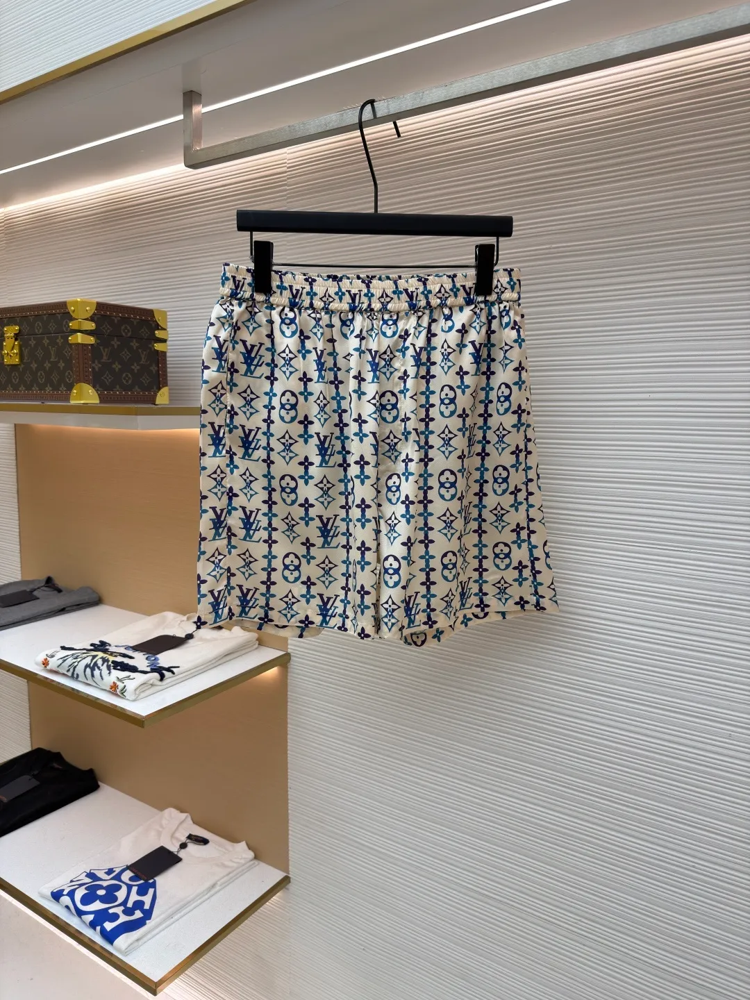 LOUIS VUITTON Overlap pattern printed mulberry silk shorts ●Original version: purchased and developed by 13667 ●Item number: 1682541-A60 ●Fabric: cotton fabric ●Technology: printing production ●Color: apricot ●Version: fitted version ●Weight: about 165 grams ●Size: 46-48-50-52 ●Description: These all-over presbyopia shorts are made of high-count silk blended fabric. The fabric is pre-washed and feels smooth and soft. It has good breathability and drape, and is comfortable and non-restrictive when worn next to the skin. The classic presbyopia pattern printed all over the body is made using digital direct printing technology. The colors are distinct and the pattern is precise. It is not easy to fade or smudge after high-temperature fixation treatment. The presbyopia elements are neatly arranged to show brand recognition. The shirt is designed with a Cuban collar, the neckline is smooth and natural, and the buttons at the placket are made of custom mother-of-pearl buttons, which have a warm and shiny texture. The overall cut is a loose silhouette, the shoulder joints are straight and fine, the cuffs are designed with short sleeve cuffs, customized accessories and three labels are complete, and the details and craftsmanship show the level of luxury. It is suitable for various wearing scenarios such as leisure vacations and daily outings. The overall wiring is straight and delicate, the fabric is comfortable and soft, and the color is consistent without color difference. It can be matched with the same style to create a fashionable look and control various occasions. Customized accessories, complete with three standards, same style for men and women!